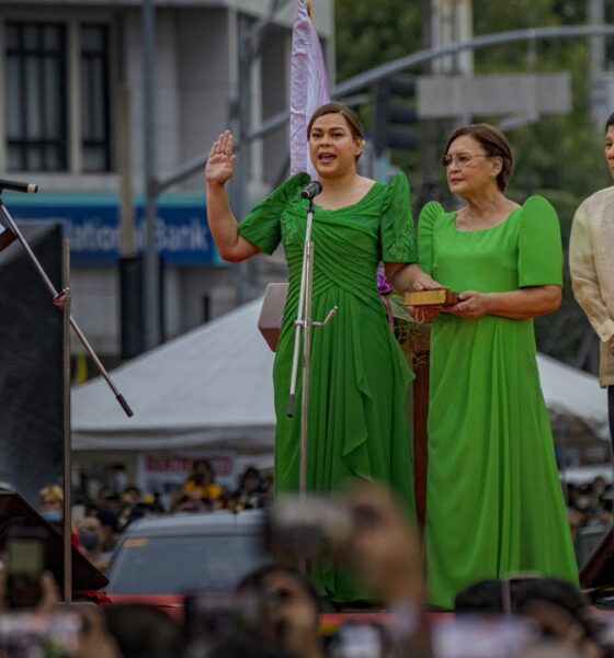 Sara Duterte takes her oath as the next Vice President on June 19, 2022 in Davao, Philippines with her father Philippine President Rodrigo Duterte and her mother Elizabeth Zimmerman by her side. Photo: VCG