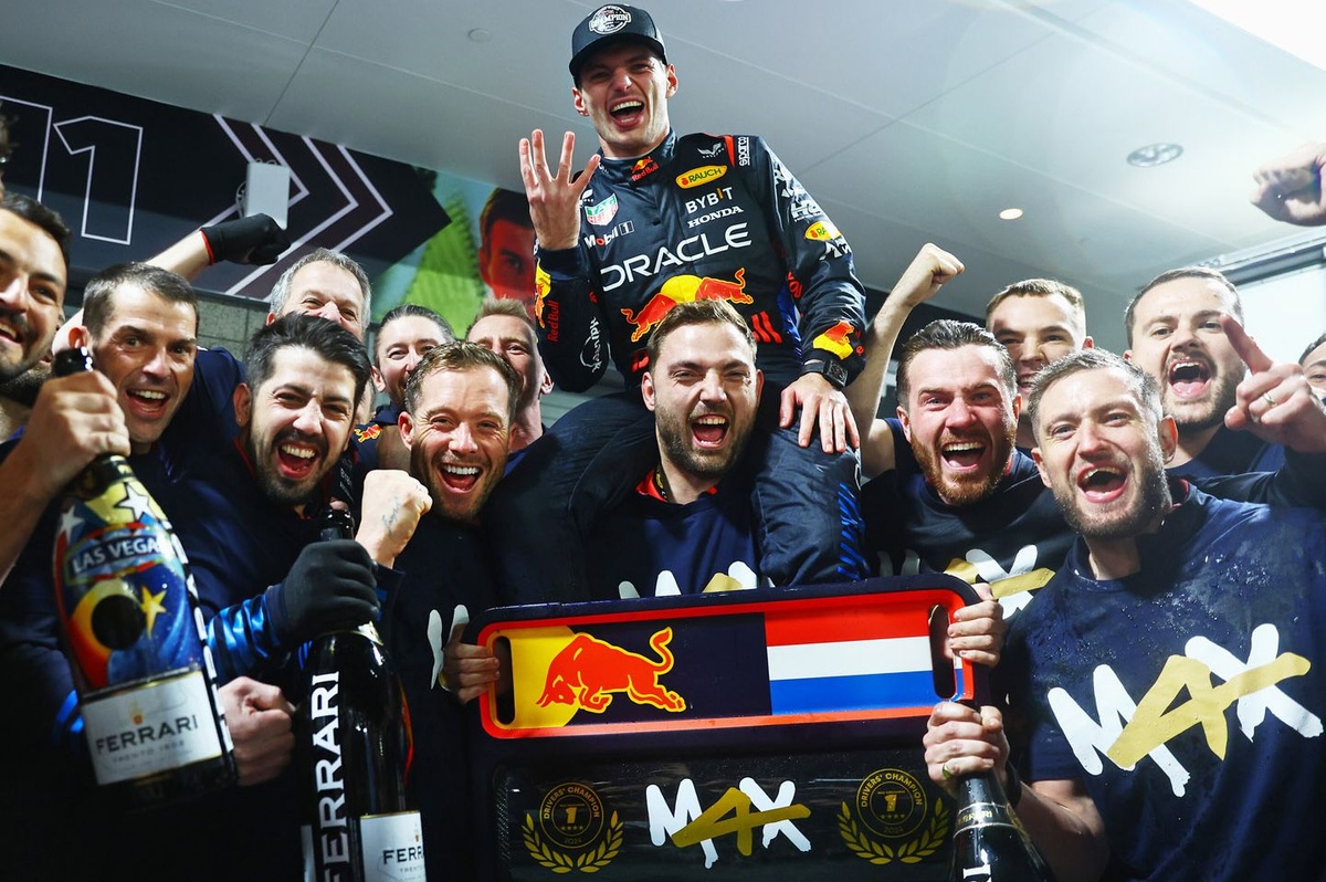 Verstappen seals fourth title as Russell dominates race