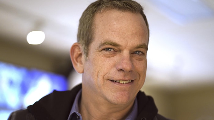 Le chanteur Garou dans le studio 17 de Radio-Canada.