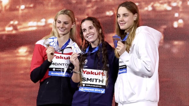 Canada's McIntosh, Harvey win silver medals to wrap up short course swim worlds