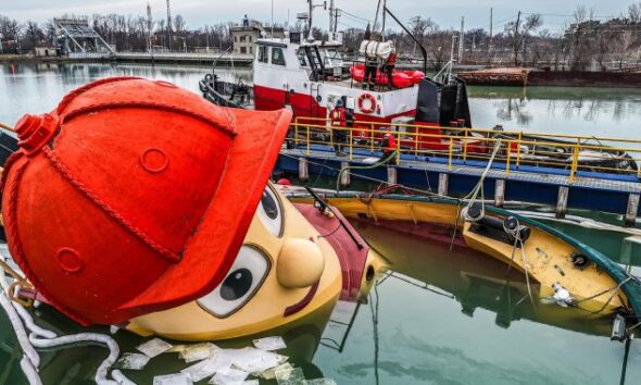 Theodore Too, beloved Canadian tugboat, partially sinks in Ontario port