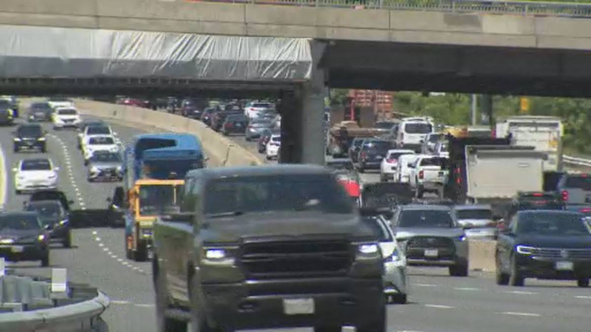 Click to play video: 'Toronto traffic forces NHL’s Utah players to walk to arena'