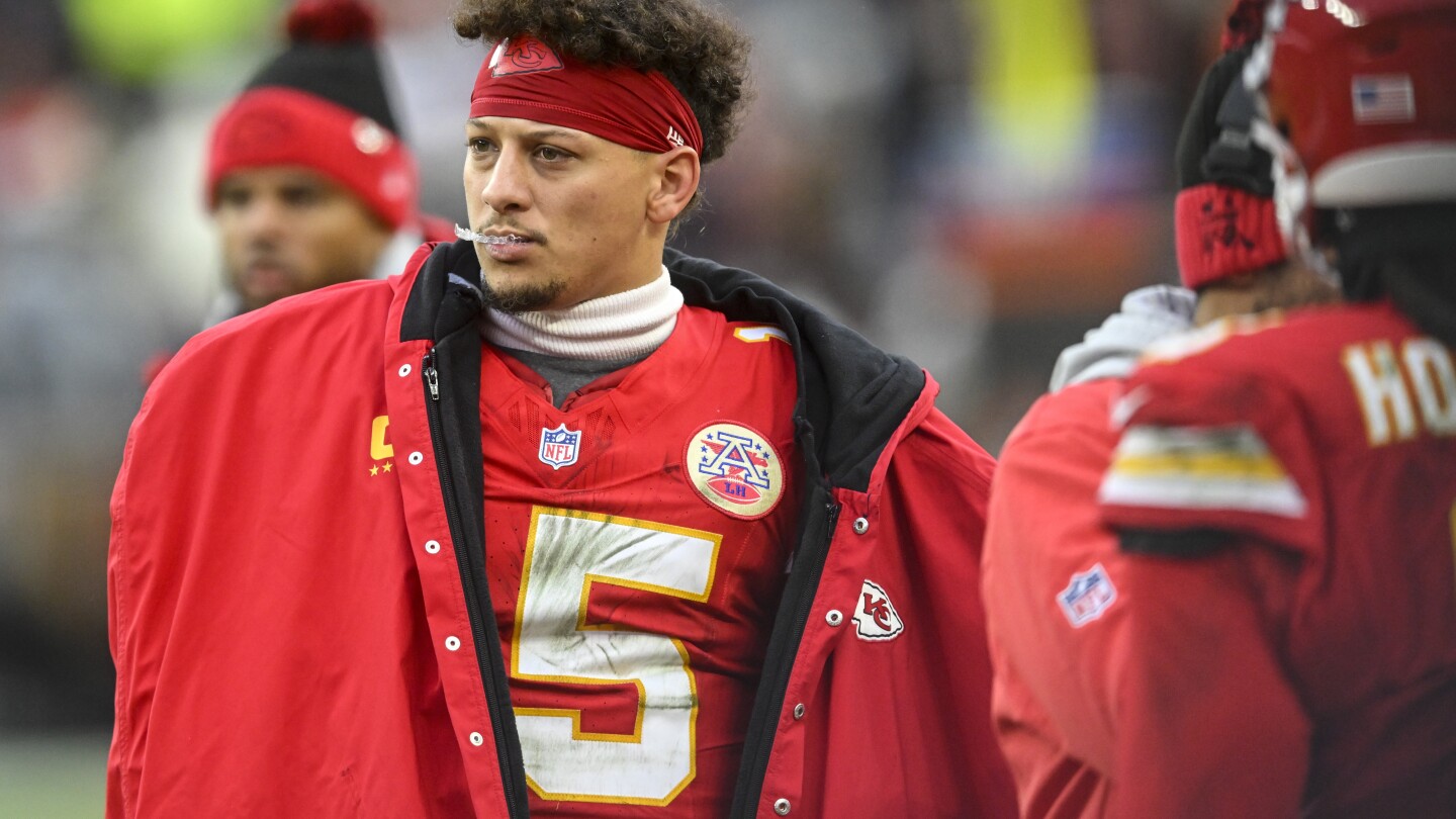 Chiefs QB Patrick Mahomes has high-ankle sprain, status for Houston remains unclear, AP source says