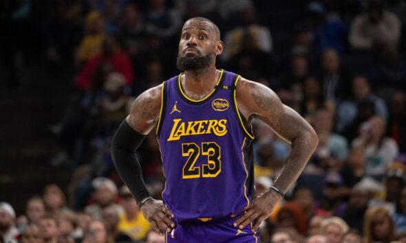 Lakers' LeBron James to miss second straight game with foot injury