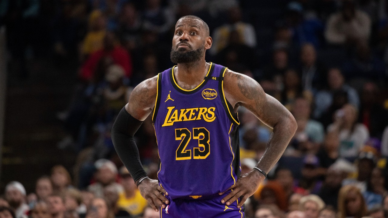 Lakers' LeBron James to miss second straight game with foot injury