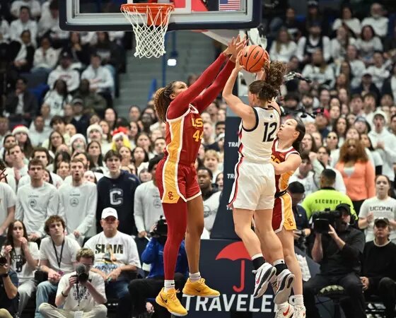 No. 7 USC Women’s Basketball Digs Deep For 72-70 Win At No. 4 UConn