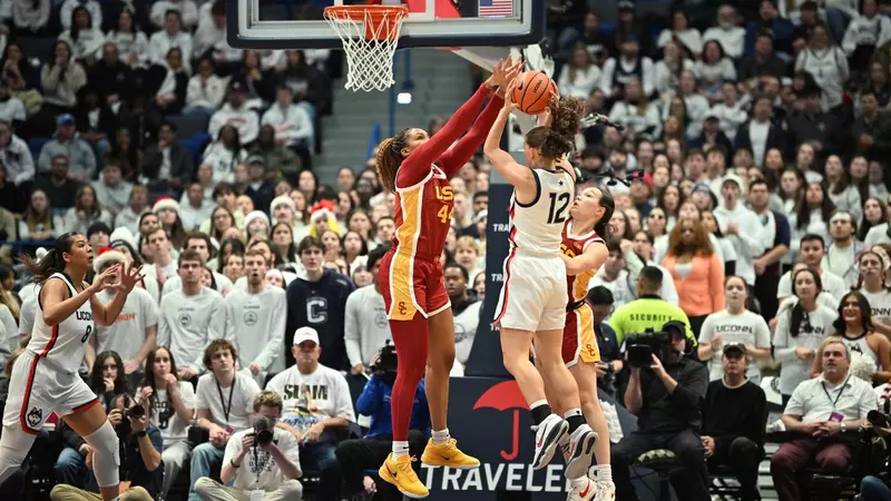 No. 7 USC Women’s Basketball Digs Deep For 72-70 Win At No. 4 UConn