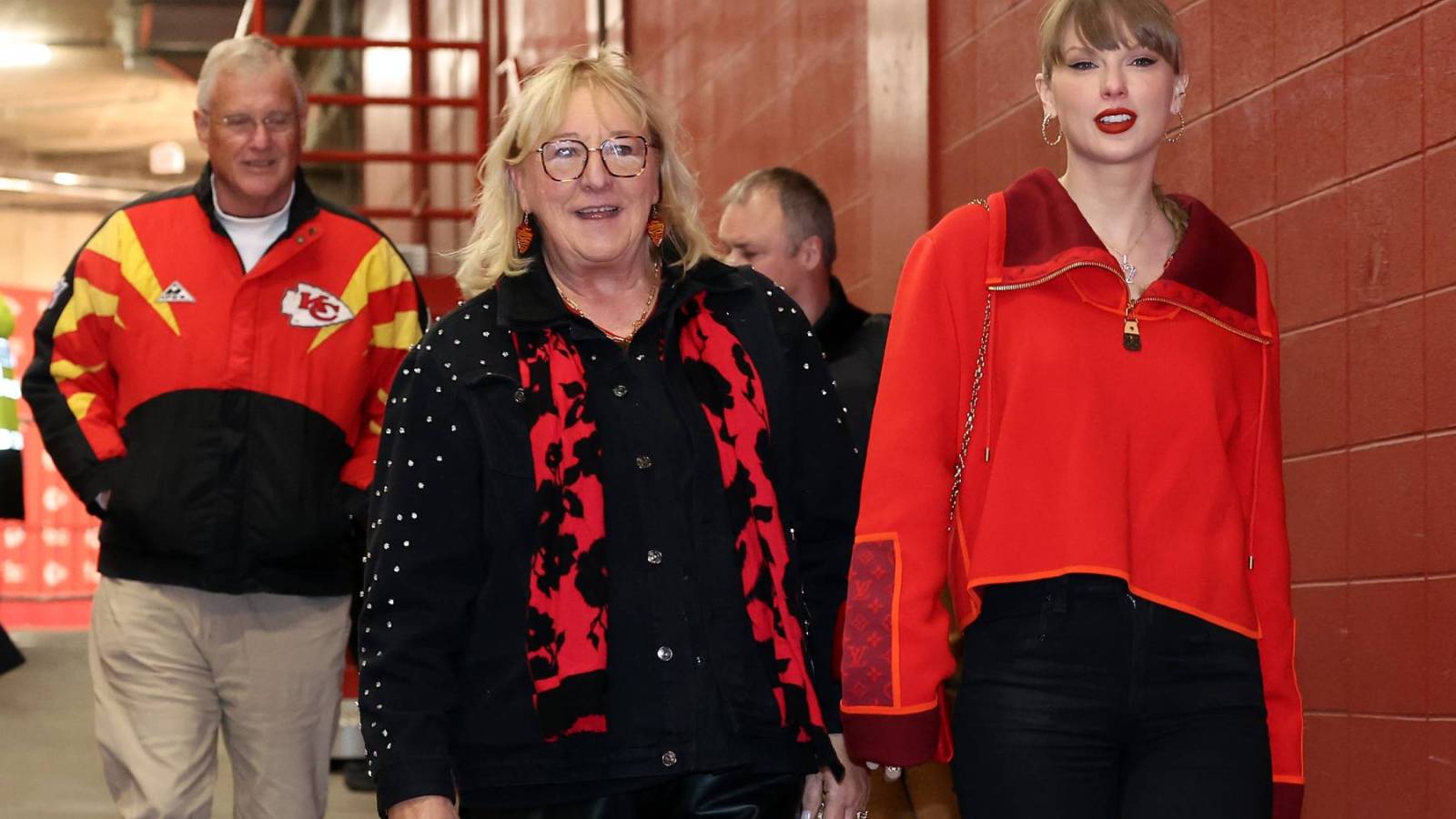 Taylor Swift Arrives at Chiefs Black Friday Game With Travis Kelce Mom