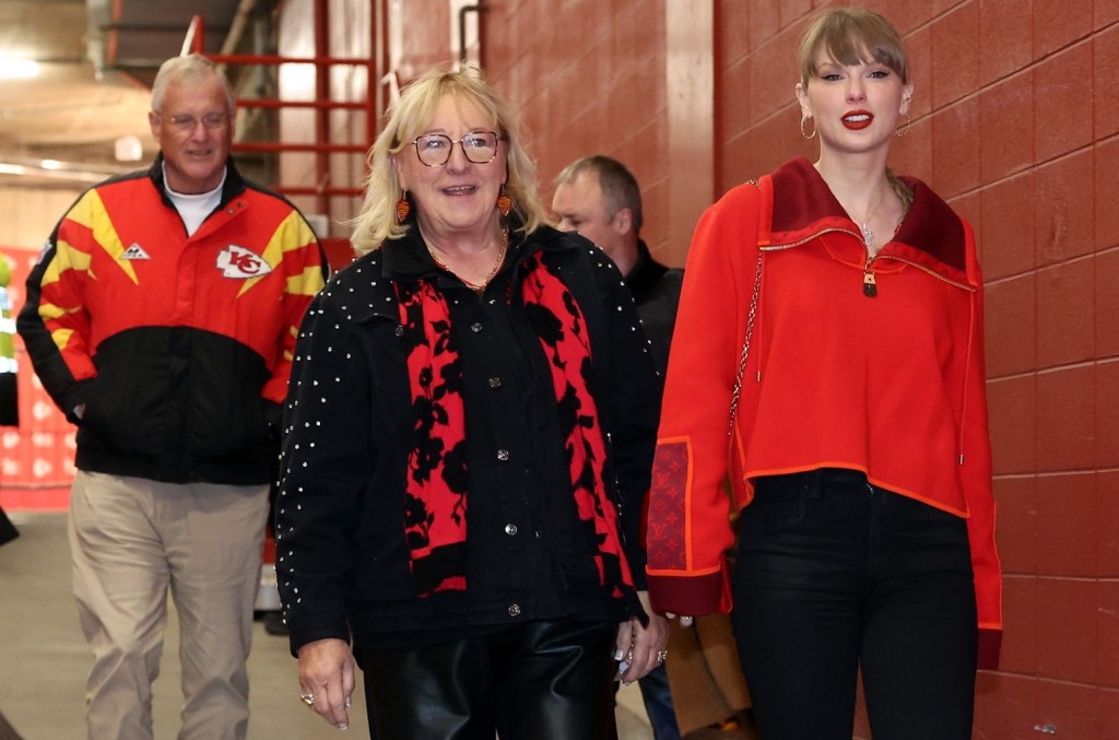 Taylor Swift Attends Chiefs-Raiders Game With Travis Kelce's Mom