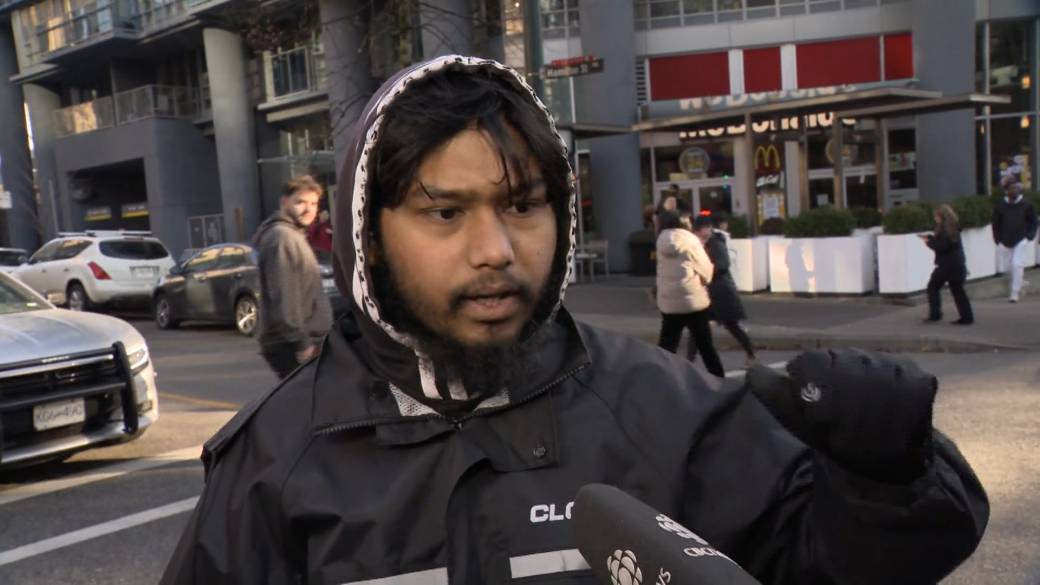 Click to play video: 'Witness describes stabbing, police shooting inside downtown Vancouver convenience store'