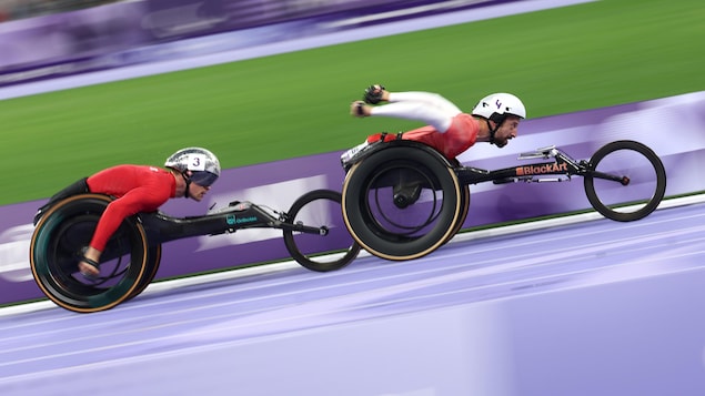 Brent Lakatos du Canada et Marcel Hug de la Suisse coursent sur la piste d'athlétisme.