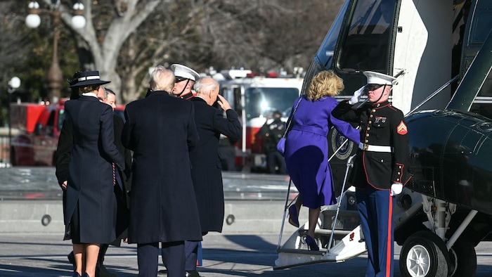 Jill Biden monte à bord de Marine One, suivie de son mari qui salue un officier.