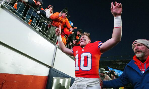 Denver Broncos rout Kansas City Chiefs to lock up playoff spot