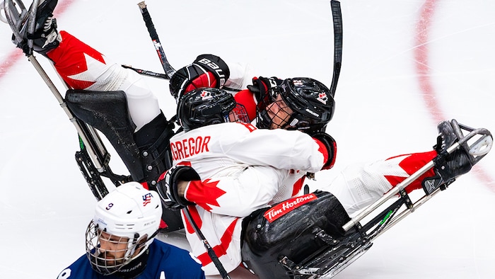 Deux joueurs se font l'accolade.