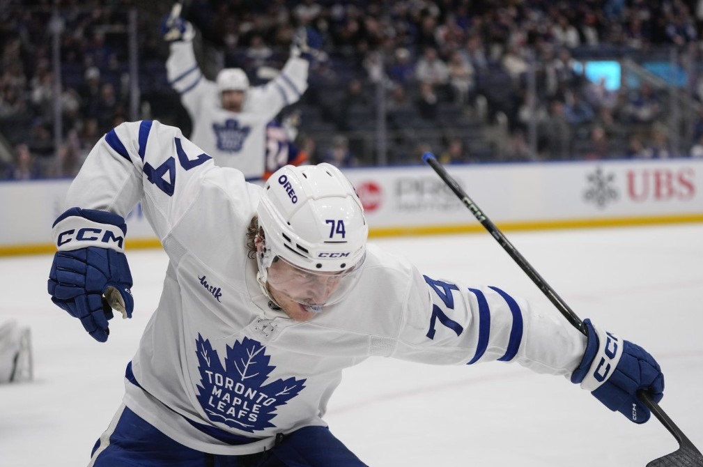 McMann scores twice as Maple Leafs beat Islanders