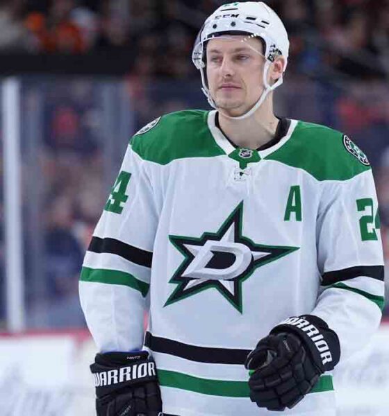 Stars' Hintz exits vs. Maple Leafs with upper-body injury