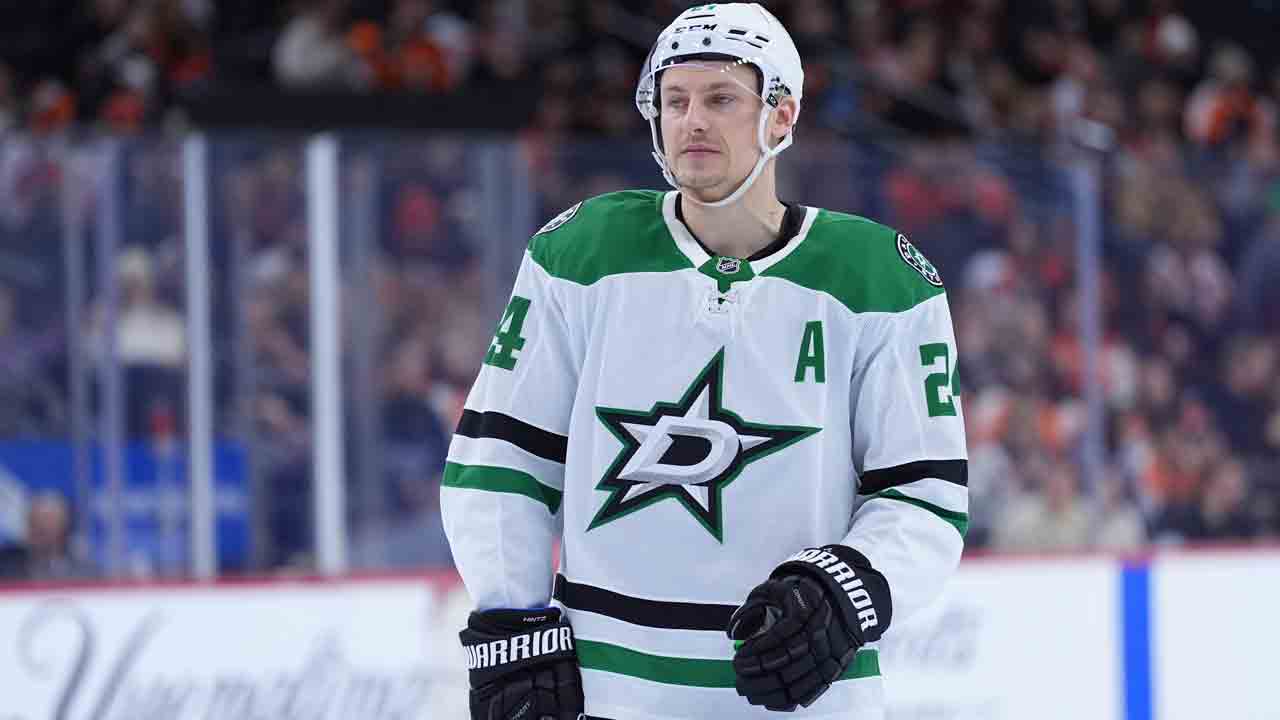 Stars' Hintz exits vs. Maple Leafs with upper-body injury