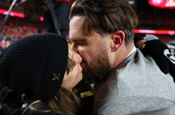 Taylor Swift and Travis Kelce kiss after Chiefs win AFC championship