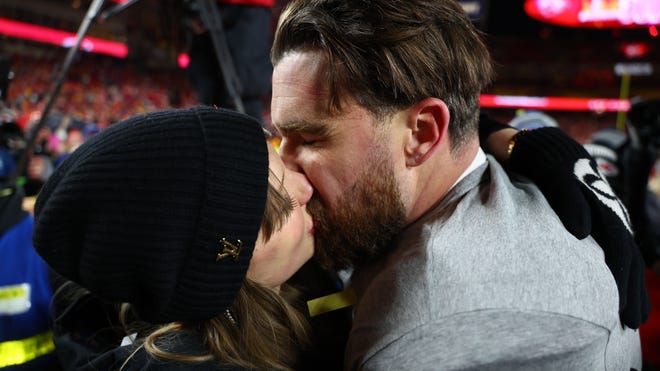 Taylor Swift and Travis Kelce kiss after Chiefs win AFC championship